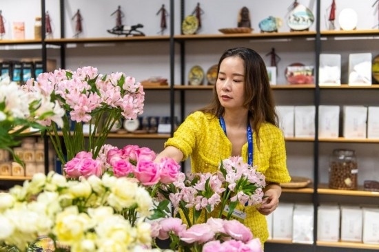 2023年7月1日，在位于湖南省長沙市的湖南高橋大市場，中非經貿博覽會常設展館展區(qū)肯尼亞館工作人員在整理產自非洲的鮮花。新華社記者 陳思汗 攝