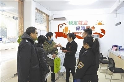  圖③：調(diào)解后，法官現(xiàn)場向當(dāng)事人做釋法析理工作。