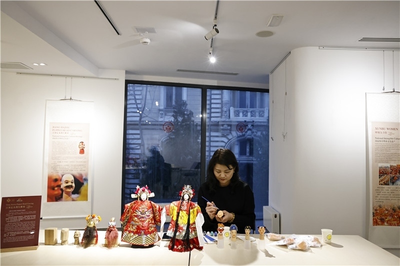 中國泉州的非遺大師制作江加走木偶頭雕刻。 布加勒斯特中國文化中心供圖_副本