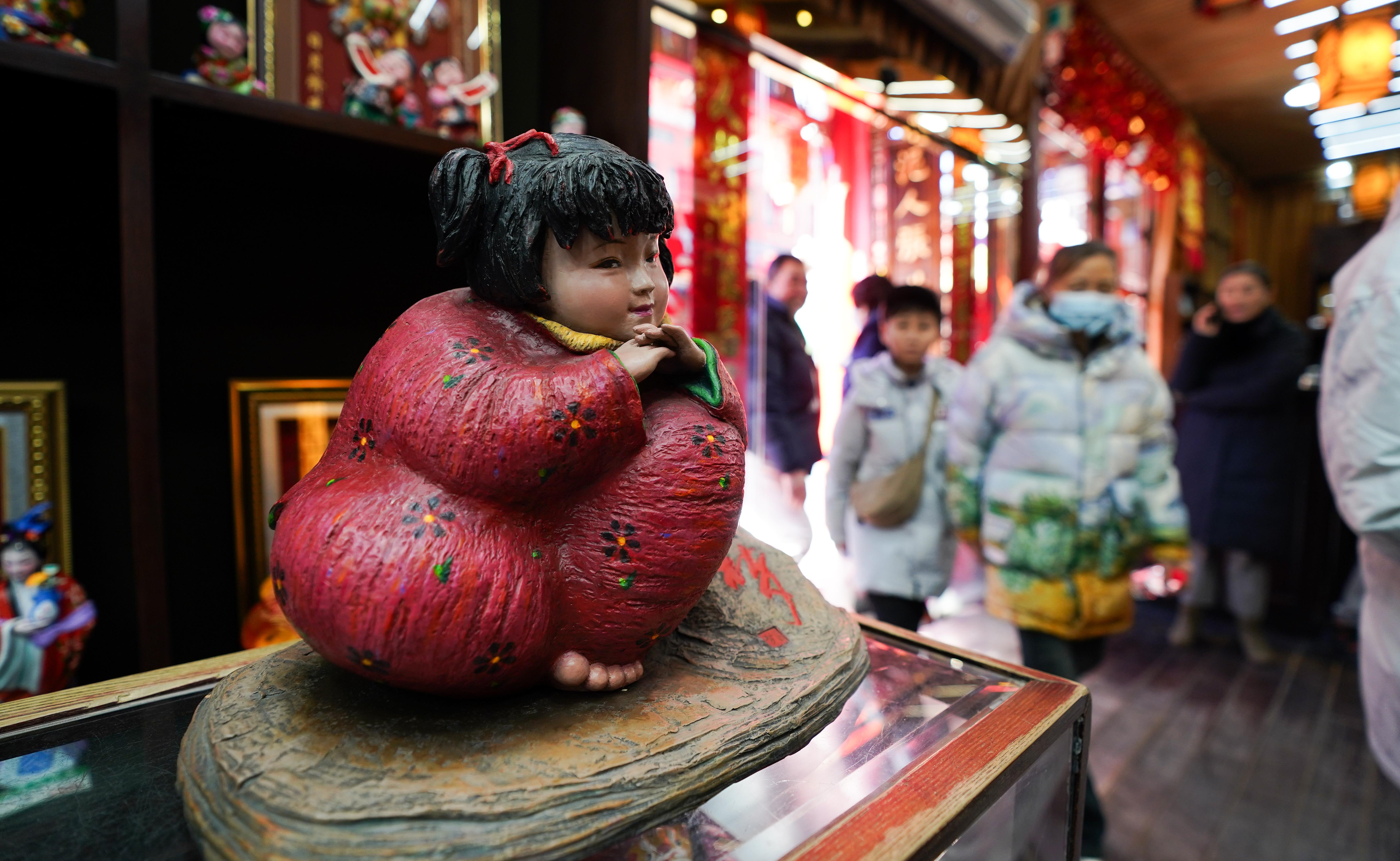 △泥人張彩塑是天津的傳統(tǒng)民間手工藝品，為天津市首批國家級非物質(zhì)文化遺產(chǎn)。（總臺國廣記者李晉拍攝）