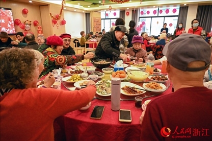 老人們享用公益年夜飯。人民網(wǎng)記者 葉賓得攝