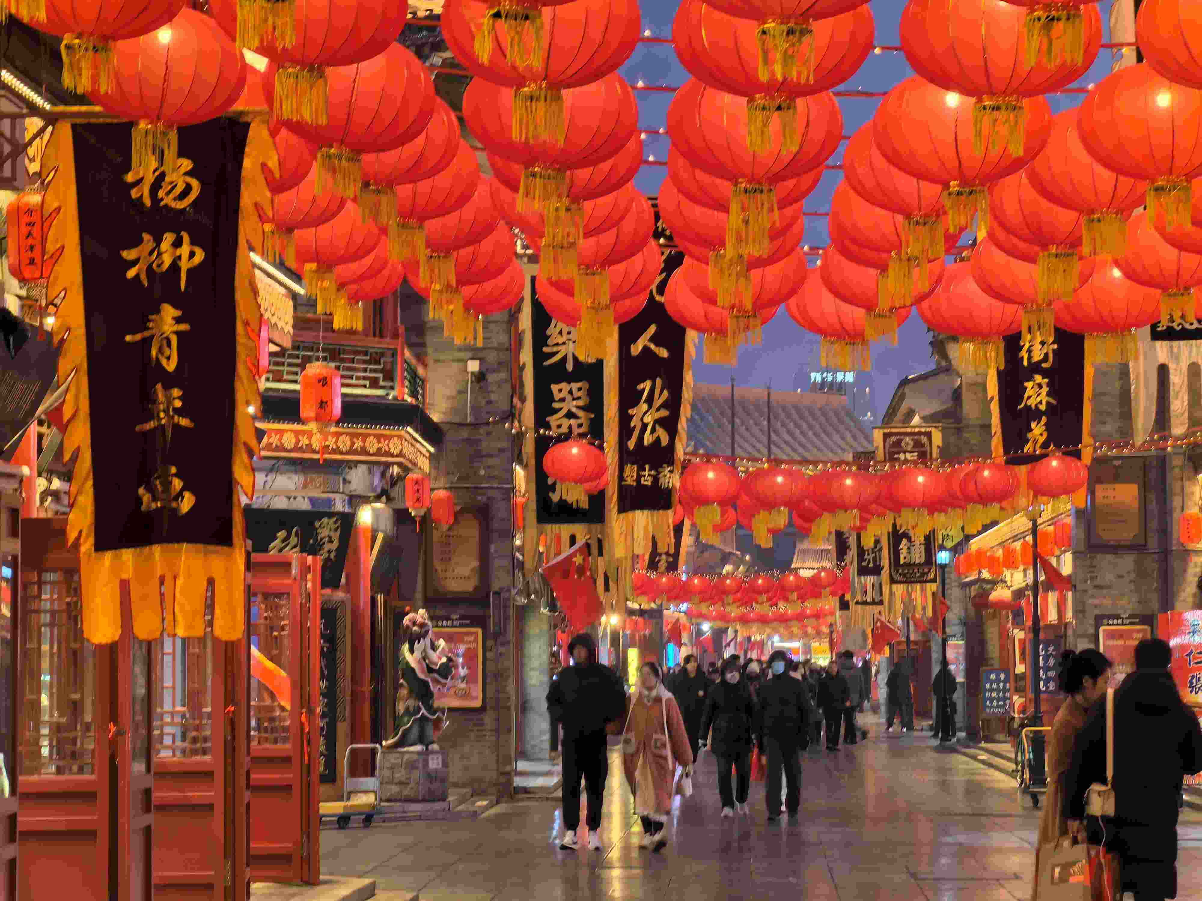 △春節(jié)臨近，古文化街上年味兒漸濃。（總臺央廣記者潘毅拍攝）