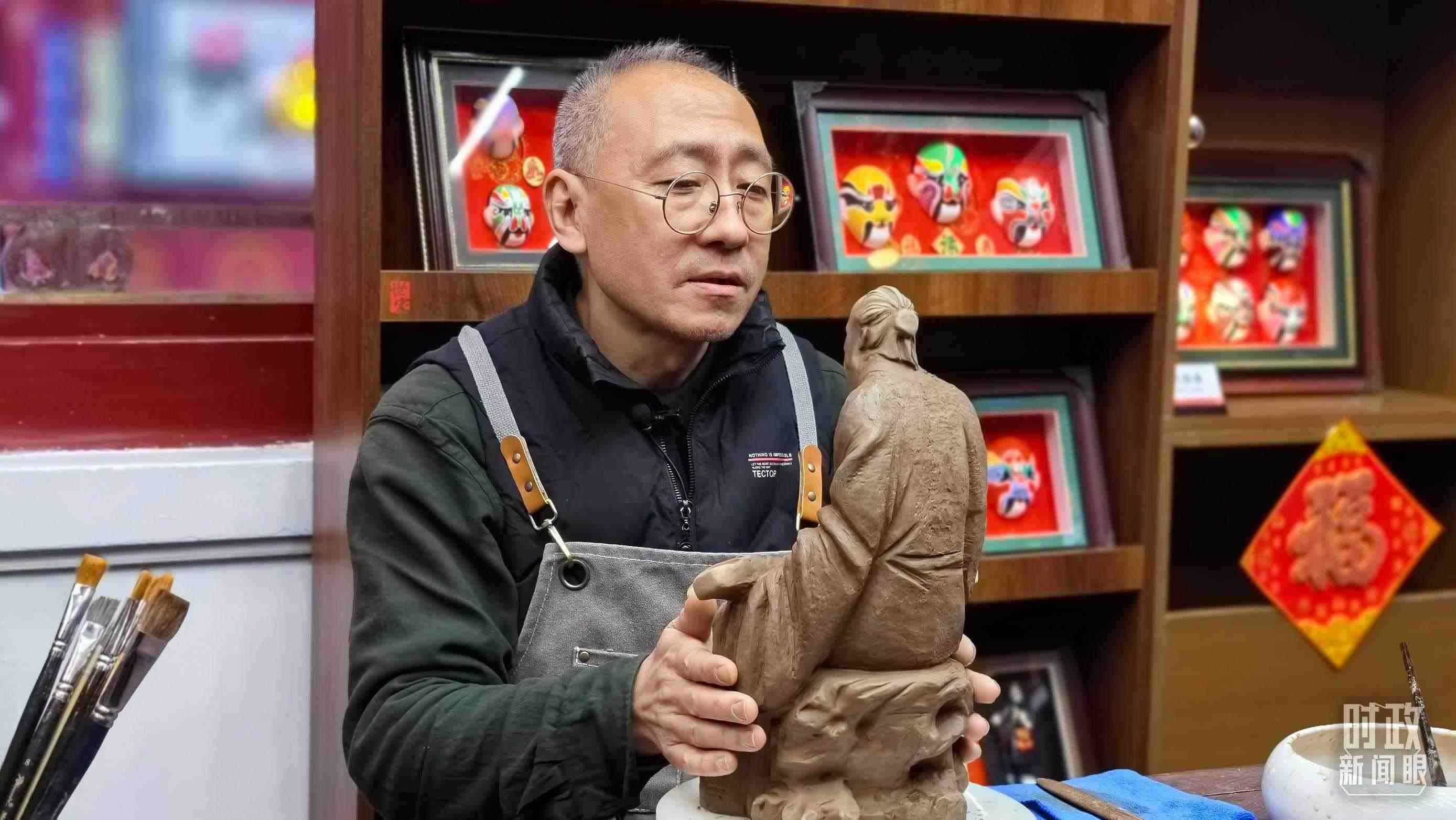 △“泥人張”的匠人正在雕塑。（總臺央視記者潘毅拍攝）