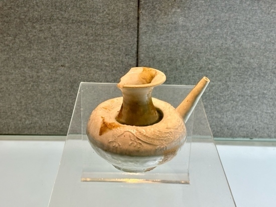 德化縣陶瓷博物館收藏的龍紋軍持。人民網(wǎng)記者 金慧慧攝