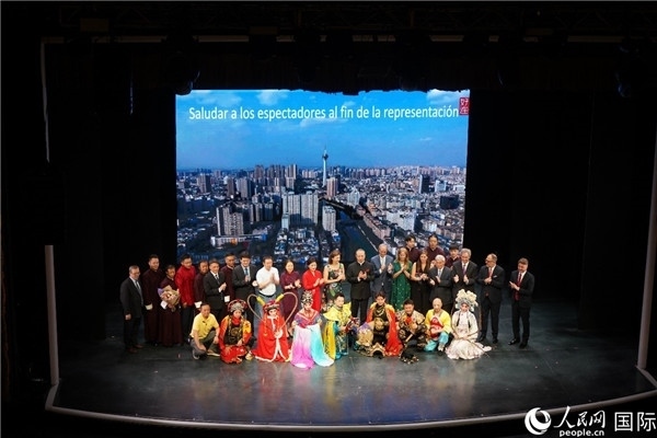 圖為王衛(wèi)大使與蒙迪諾外長(zhǎng)等嘉賓登臺(tái)祝賀。人民網(wǎng)記者 許放攝