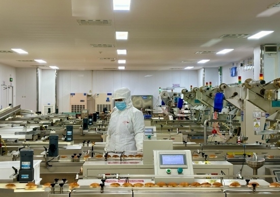 盼盼5G智慧工廠生產(chǎn)線正在進(jìn)行產(chǎn)品質(zhì)檢。人民網(wǎng)記者 金慧慧攝