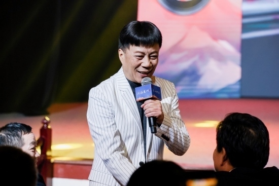 “何以中國·向海泉州”網(wǎng)絡(luò)主題活動現(xiàn)場，陳百潭演出時與觀眾互動。泉州廣播電視臺供圖