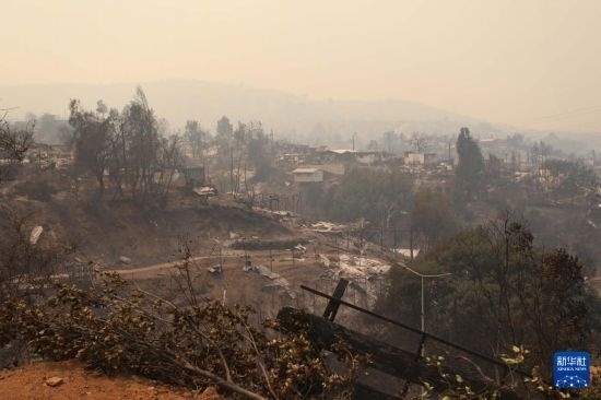 這是2月3日在智利瓦爾帕萊索大區(qū)比尼亞德爾馬市拍攝的在森林火災(zāi)中燒毀的房屋。新華社發(fā)