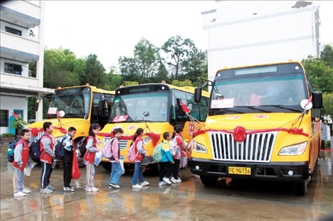 △2023年9月28日，湖北竹山縣校園直通車全域開通后，學(xué)生在有序排隊乘車。第二批主題教育開展后，竹山縣將實施農(nóng)村道路暢通工程作為為民辦實事的重要內(nèi)容。