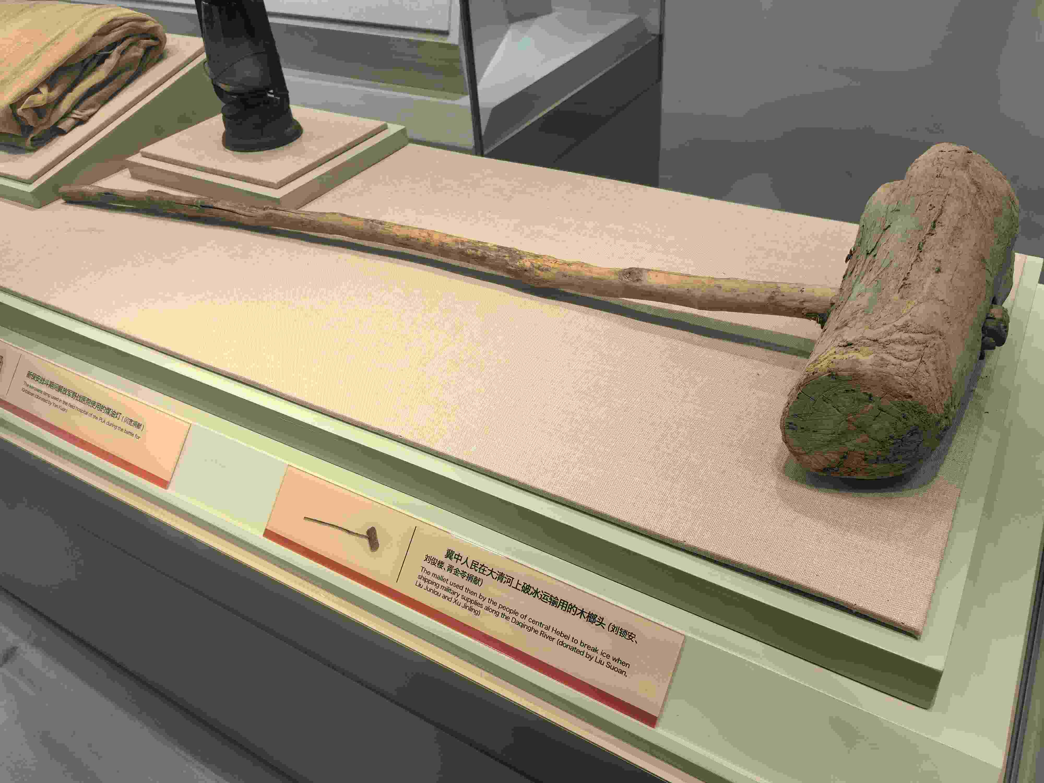 △冀中人民在大清河上破冰運(yùn)輸用的木榔頭。（總臺(tái)央廣記者潘毅拍攝）