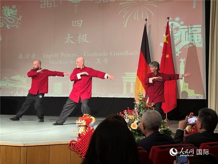 太極，表演者：Ingolf Peters、Gerlinde Gundlach、Markus Stüber