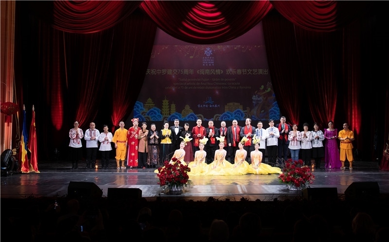 圖為韓大使、羅政府高官與泉州藝術(shù)團(tuán)演員合影。中國(guó)駐羅大使館文化處供圖。