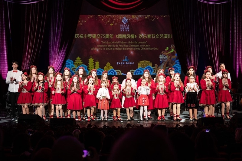 圖為羅小快板兒童合唱團(tuán)在演唱中文歌曲。 中國(guó)駐羅大使館文化處供圖。