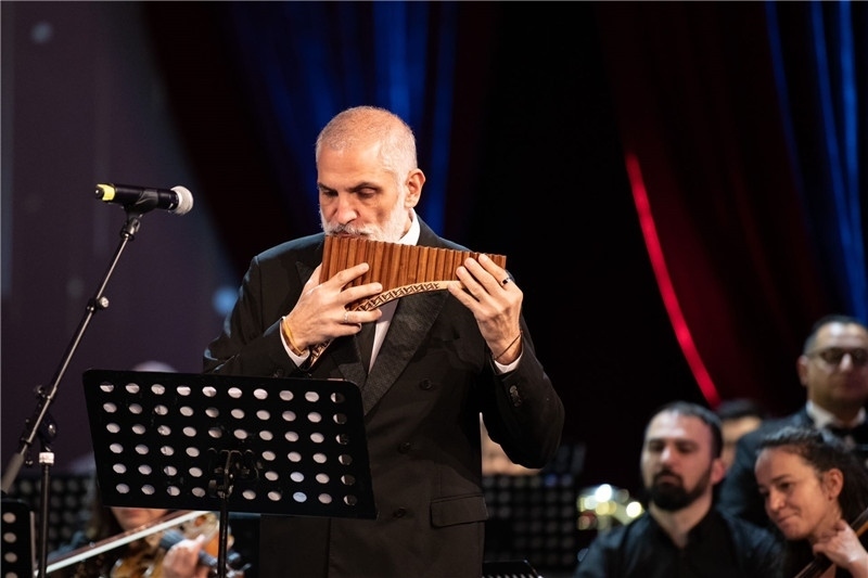 圖為著名排簫大師達(dá)米安·德拉吉奇在領(lǐng)銜演奏中國(guó)經(jīng)典曲目。 中國(guó)駐羅大使館文化處供圖。