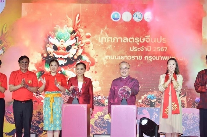 泰國旅游與體育部長素妲婉、中國駐泰國使館公使吳志武代表中泰雙方同時觸按水晶球點亮龍頭彩燈。中國駐泰國使館供圖