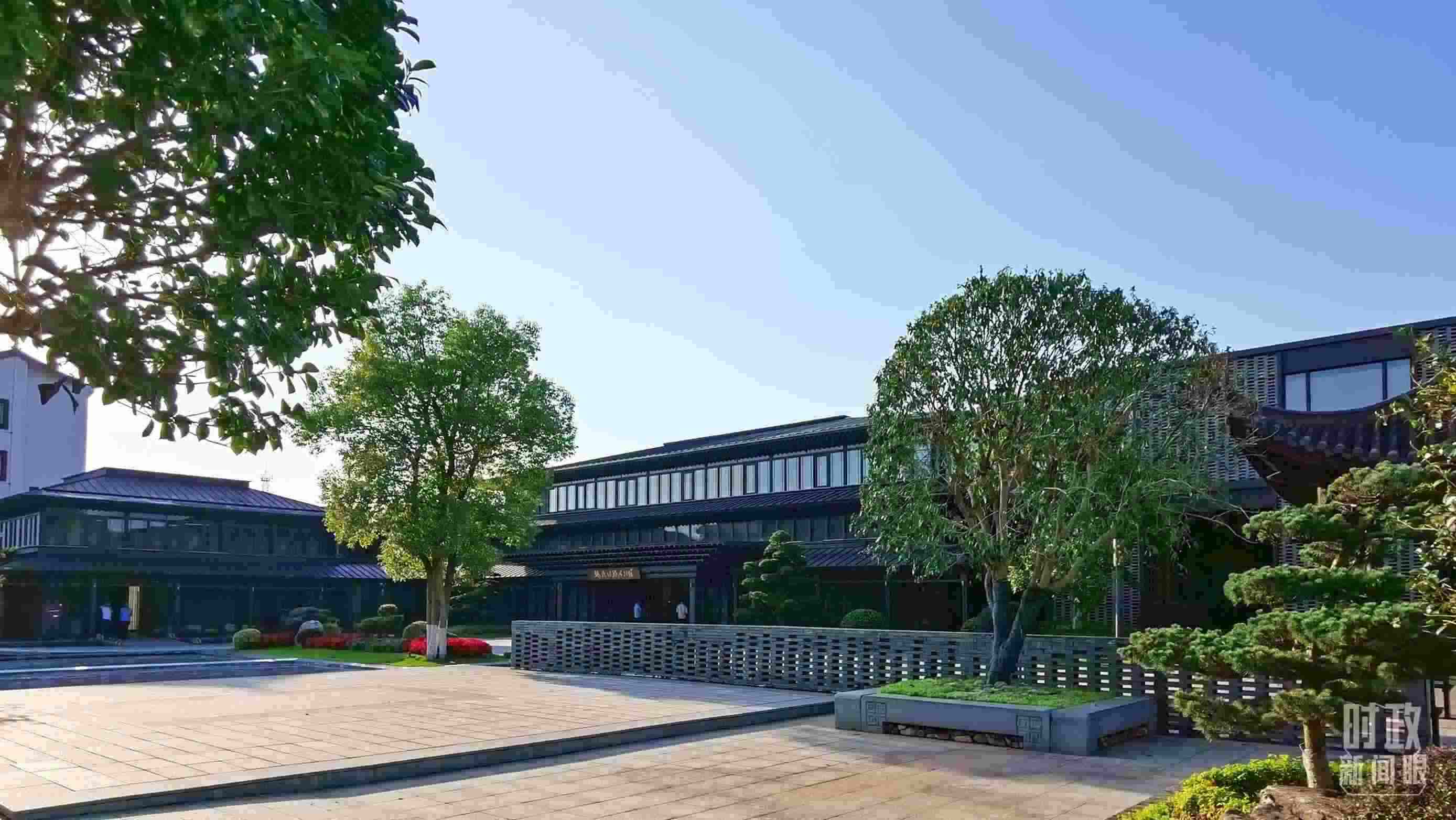 △楓橋經(jīng)驗陳列館。2023年9月，習(xí)近平來到這里考察，強調(diào)要發(fā)展好新時代“楓橋經(jīng)驗”。（總臺央視記者陳漢章拍攝）