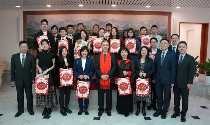 中國(guó)駐瑞典大使館崔愛(ài)民與留學(xué)生代表和華校負(fù)責(zé)人合影。 中國(guó)駐瑞典大使館供圖