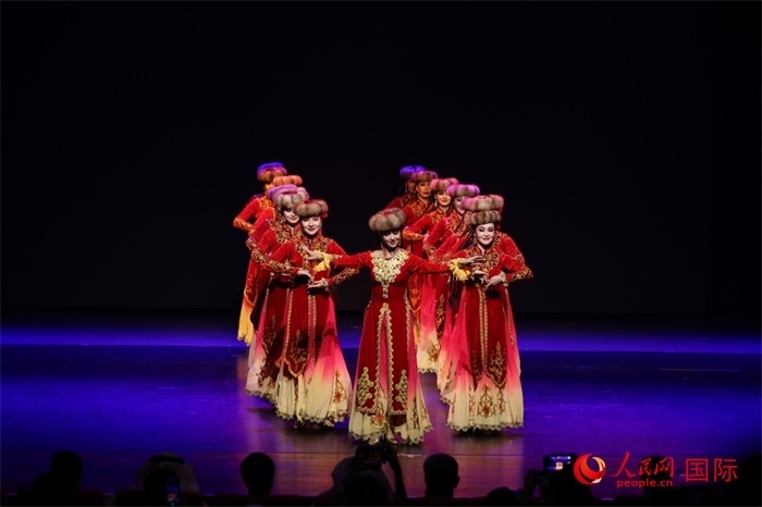 2日在阿聯(lián)酋迪拜舉行的大型音舞詩(shī)畫《新疆是個(gè)好地方》文藝演出。人民網(wǎng)記者任皓宇攝