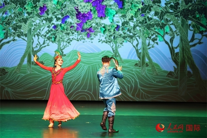 2日在阿聯(lián)酋迪拜舉行的大型音舞詩(shī)畫《新疆是個(gè)好地方》文藝演出。人民網(wǎng)記者 任皓宇攝