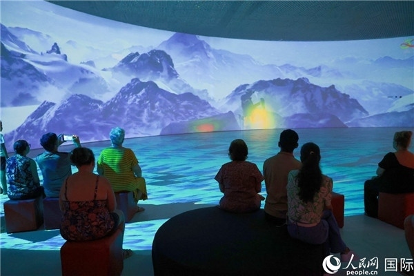 巴西民眾在活動(dòng)現(xiàn)場(chǎng)觀賞“走進(jìn)中國(guó)：沉浸式體驗(yàn)展”。人民網(wǎng)記者 陳海琪攝