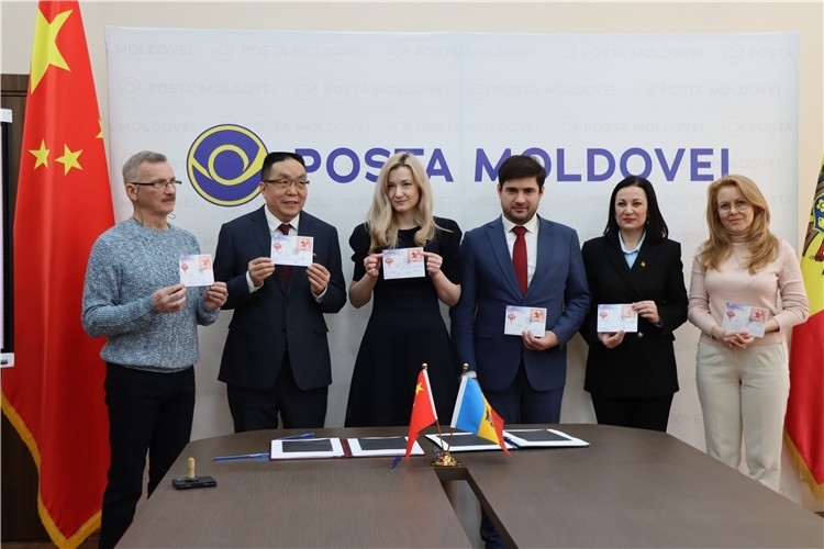 摩爾多瓦首發(fā)龍年生肖郵票。中國駐摩爾多瓦大使館供圖