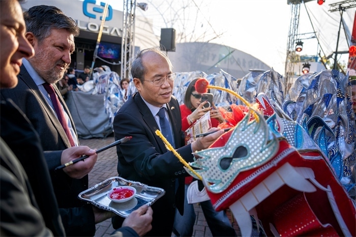 中國駐希臘大使館大使肖軍正與希方嘉賓為舞龍點(diǎn)睛?！吨邢r(shí)報(bào)》供圖