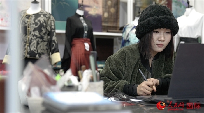 1月23日，在山東省菏澤市曹縣有愛云倉直播基地，張子晨正在設(shè)計漢服。 人民網(wǎng)記者 袁蒙攝