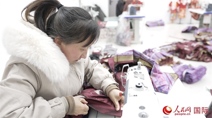 1月24日，在山東省菏澤市曹縣大集鎮(zhèn)云牧服飾有限公司，高燕正在縫制馬面裙。 人民網(wǎng)記者 袁蒙攝