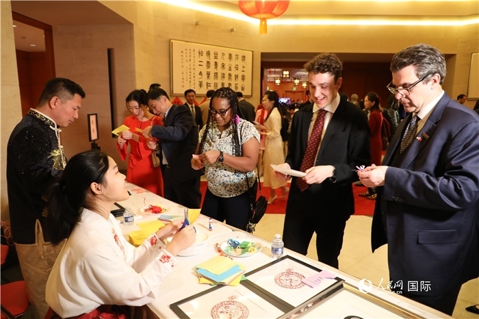 圖為美國民眾體驗(yàn)中國春節(jié)民俗。人民網(wǎng)記者 李志偉攝