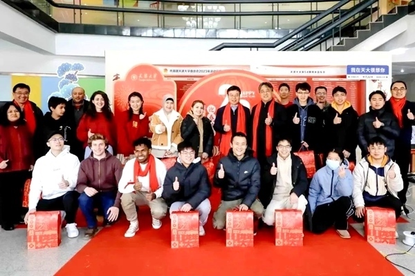 天津大學(xué)同學(xué)們收到新春大禮包。校方供圖