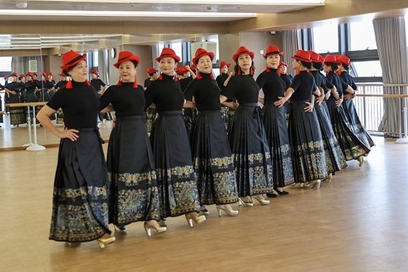 廈門思明區(qū)老年大學(xué)老年模特班正在上課。