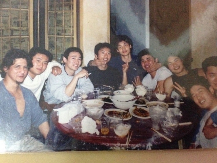 2007 年，卡洛斯·卡斯蒂略（左一）和他的中國(guó)朋友在武漢慶祝春節(jié)。圖片由受訪者提供