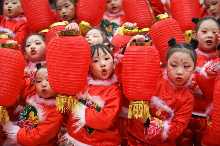 1月18日，四川省閬中市閬中古城，民間藝人和文藝工作者在表演節(jié)目歡度臘八節(jié)，喜迎農(nóng)歷新年。這是參演的小朋友在表演。新華社發(fā)（王玉貴 攝）