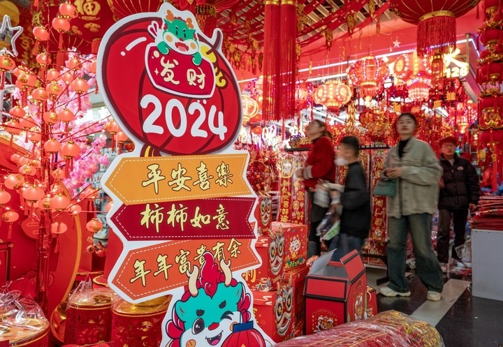 1月11日，顧客在昆明新螺螄灣國際商貿(mào)城選購節(jié)日飾品。新華社記者 陳欣波 攝