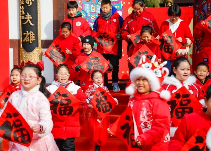 2月2日，小朋友在濟南五龍?zhí)毒皡^(qū)參加送福字活動。新華社發(fā)（徐舟攝）