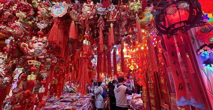 1月19日，市民在北京一商場內(nèi)選購春節(jié)裝飾品。新華社記者李欣攝