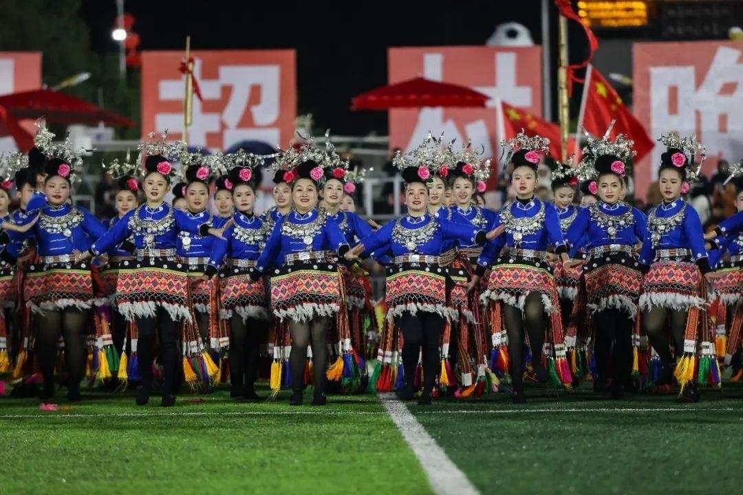 △2024年2月3日，2024年全國(guó)“村晚”示范展示活動(dòng)暨貴州“村超村晚”系列活動(dòng)之一的民族文化展演，在榕江縣“村超”足球場(chǎng)舉行。