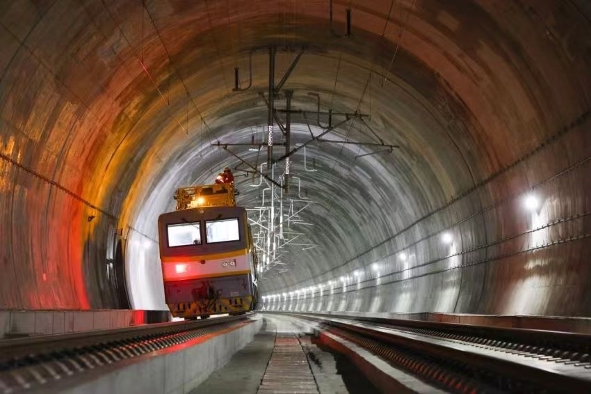 凌晨，接觸網(wǎng)作業(yè)車的燈光紅黃相間。胡鵬攝