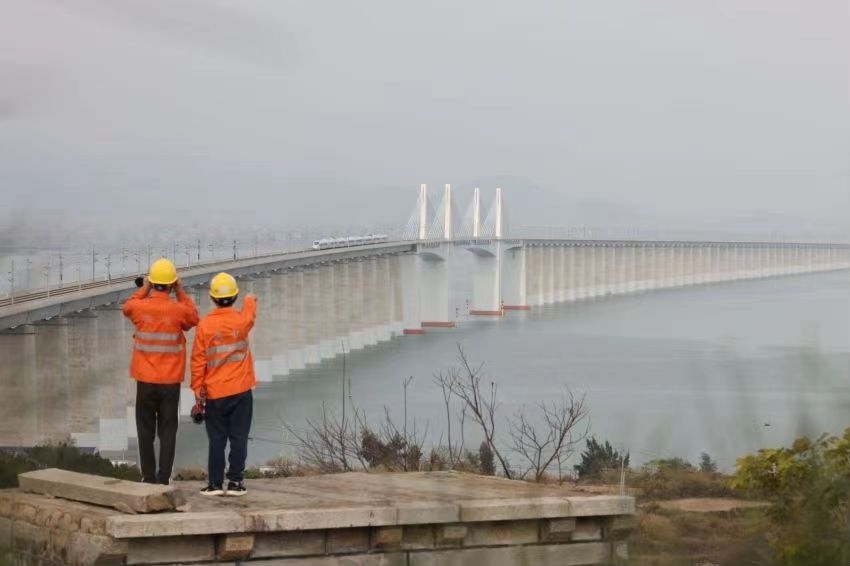 許沖和工友在白天巡視湄洲灣大橋上的供電設(shè)備。胡鵬攝