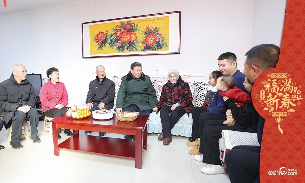 2024年2月1日，習(xí)近平總書記在天津市西青區(qū)辛口鎮(zhèn)第六埠村考察時，同村民杜洪剛一家人親切拉家常。