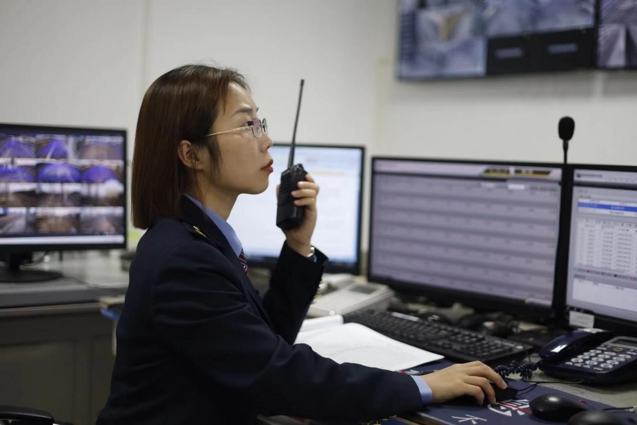 張華正在使用對講機溝通客運工作情況。蔡紫妍攝