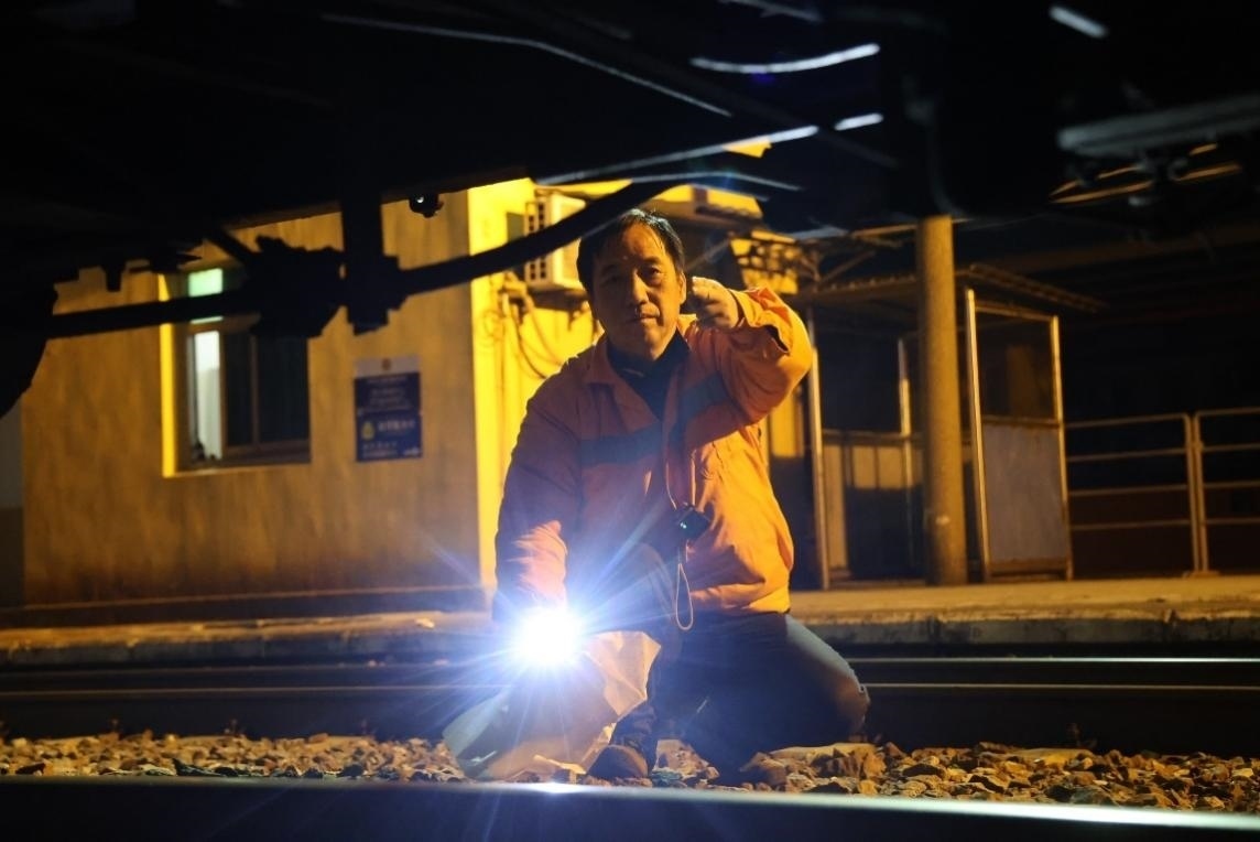 凌晨2點，李金饒正在檢查關(guān)門車。陸佳駿攝