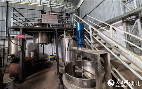 壩漆工業(yè)化量產(chǎn)設(shè)備。人民網(wǎng)記者 周雯攝