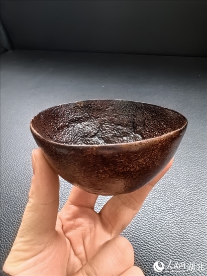 用橘子皮制成的碗。人民網(wǎng)記者 周雯攝
