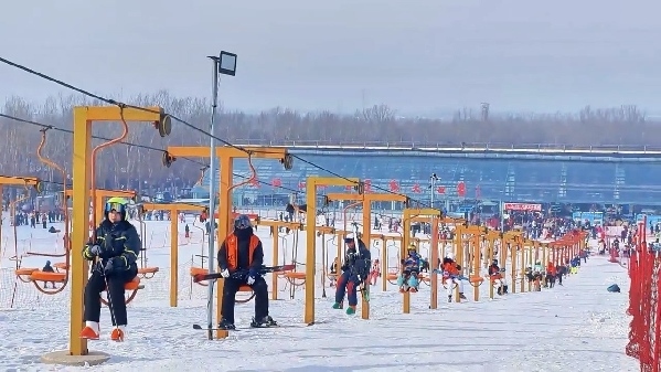 新春走基層｜滑雪場(chǎng)上過(guò)春節(jié)！冰城“冷資源”變成“熱經(jīng)濟(jì)”