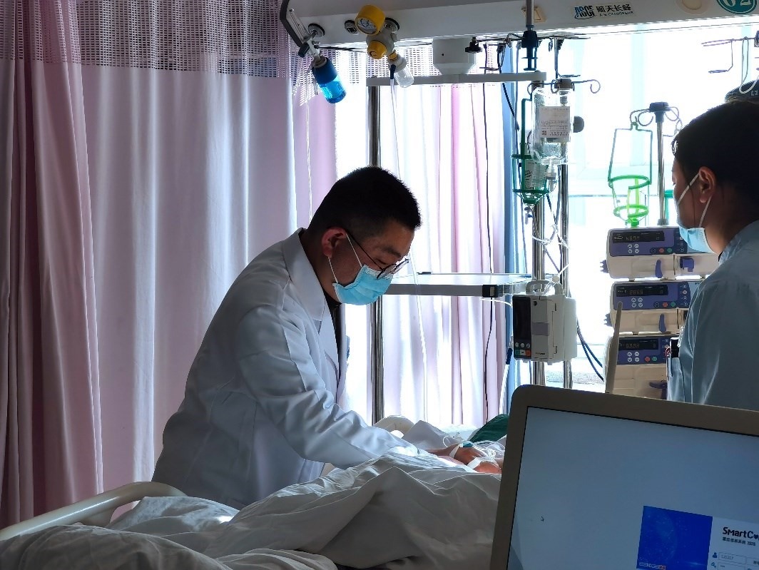 徐晉偉正在觀察患者體征。人民網(wǎng)記者 栗翹楚攝