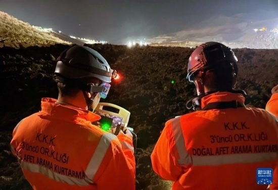 2月13日，救援人員在土耳其東部埃爾津詹省伊利奇區(qū)礦難現(xiàn)場(chǎng)工作。新華社發(fā)（穆斯塔法·卡亞攝）