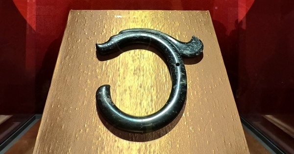 紅山文化C形玉龍。人民網(wǎng)記者 韋衍行攝