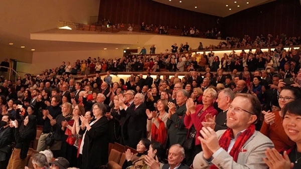 中德觀眾觀看中央民族樂(lè)團(tuán)“”天地永樂(lè)·中國(guó)節(jié)“”音樂(lè)會(huì)。中國(guó)駐德國(guó)大使館供圖