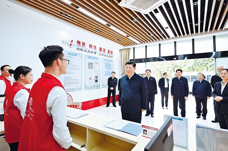 2023年12月14日至15日，中共中央總書記、國(guó)家主席、中央軍委主席習(xí)近平在廣西考察。這是14日上午，習(xí)近平在南寧市良慶區(qū)蟠龍社區(qū)黨群服務(wù)中心考察。 新華社記者 燕雁/攝